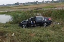 "Xế hộp" tông cột mốc rồi lao xuống ruộng, tài xế tử vong