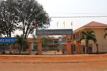 Thiếu tá công an mang súng vào trường học đánh người: Súng hay bật lửa?