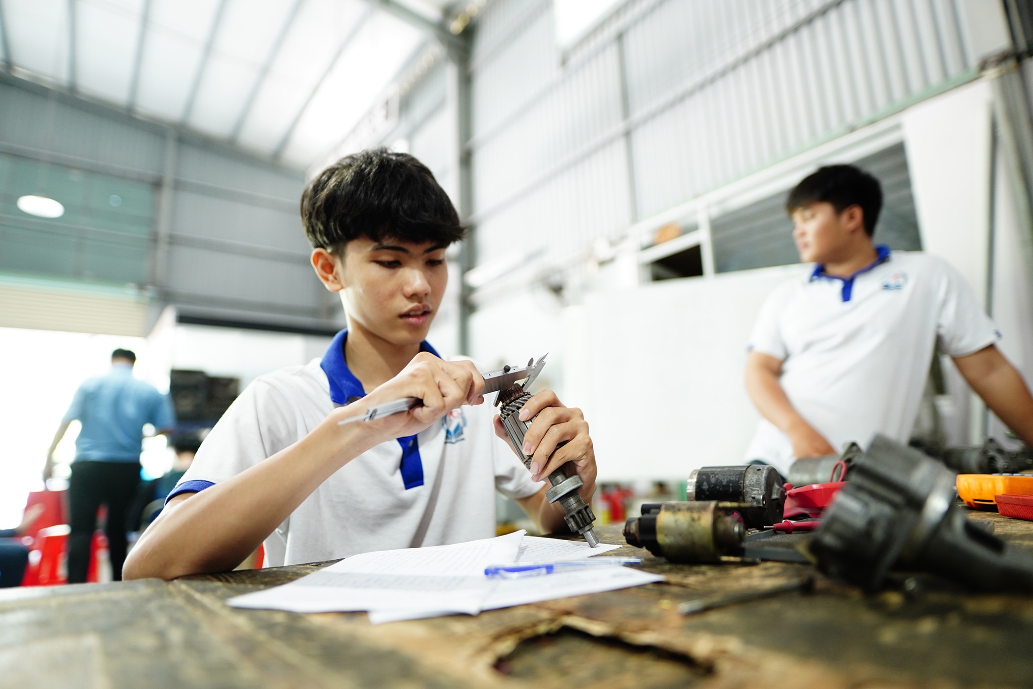 Bình Dương: Nghề sơn ô tô có thu nhập 25 triệu đồng/tháng - 6 Bình Dương: Nghề sơn ô tô có thu nhập 25 triệu đồng/tháng - 6