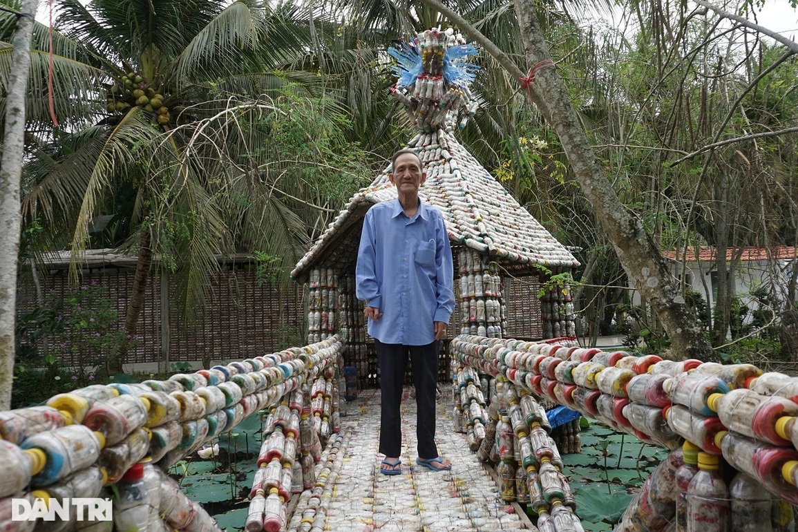 Dị nhân nhặt hàng vạn chai nhựa về xây nhà độc nhất miền Tây - 1 Dị nhân nhặt hàng vạn chai nhựa về xây nhà độc nhất miền Tây - 1