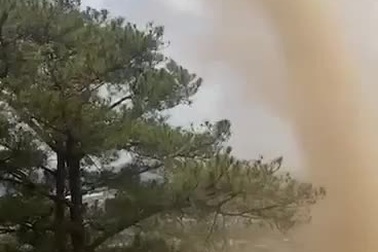 Đi cắm trại, người đàn ông quay được hiện tượng lạ ở Đà Lạt hút triệu view