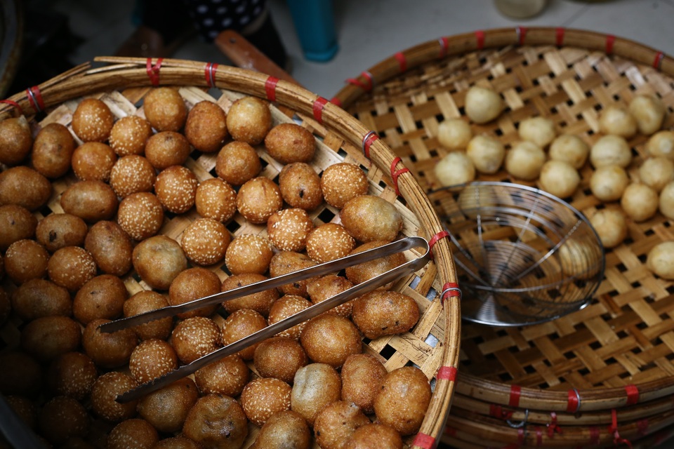 Quán bánh rán 3 thập kỷ ở Hà Nội, thu về 20 triệu mỗi ngày - 2 Quán bánh rán 3 thập kỷ ở Hà Nội, thu về 20 triệu mỗi ngày - 2
