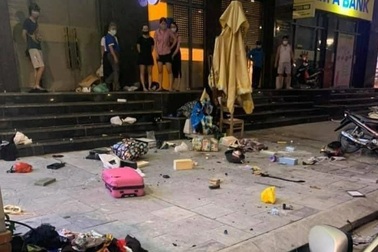 Mâu thuẫn gia đình, chồng ném quần áo của vợ từ tầng 25 chung cư xuống đất