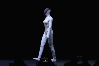 Robot hình người của Xpeng gây ấn tượng với khả năng bước đi uyển chuyển