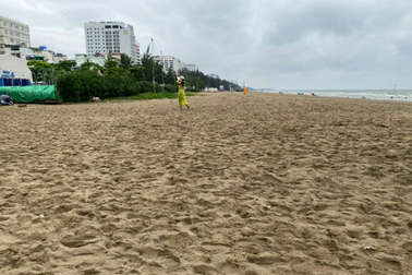 Không còn cảnh chen chúc, bãi biển Sầm Sơn vắng vẻ lạ thường ngày lễ 1/5