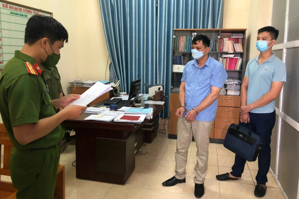 Khởi tố hiệu trưởng và trưởng ban đại diện hội phụ huynh chiếm đoạt tài sản - 1 Khởi tố hiệu trưởng và trưởng ban đại diện hội phụ huynh chiếm đoạt tài sản - 1