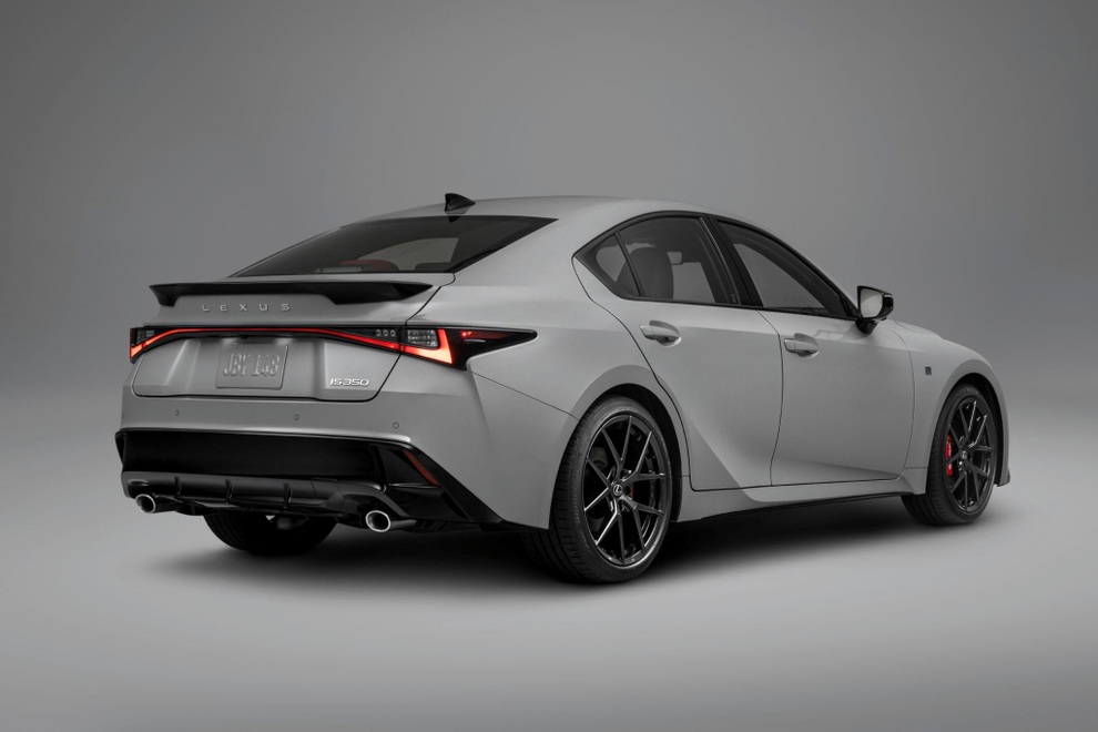 Lexus “vắt kiệt” IS 13 năm tuổi, gây tranh cãi vì ngày càng giống Toyota - 2 Lexus “vắt kiệt” IS 13 năm tuổi, gây tranh cãi vì ngày càng giống Toyota - 2