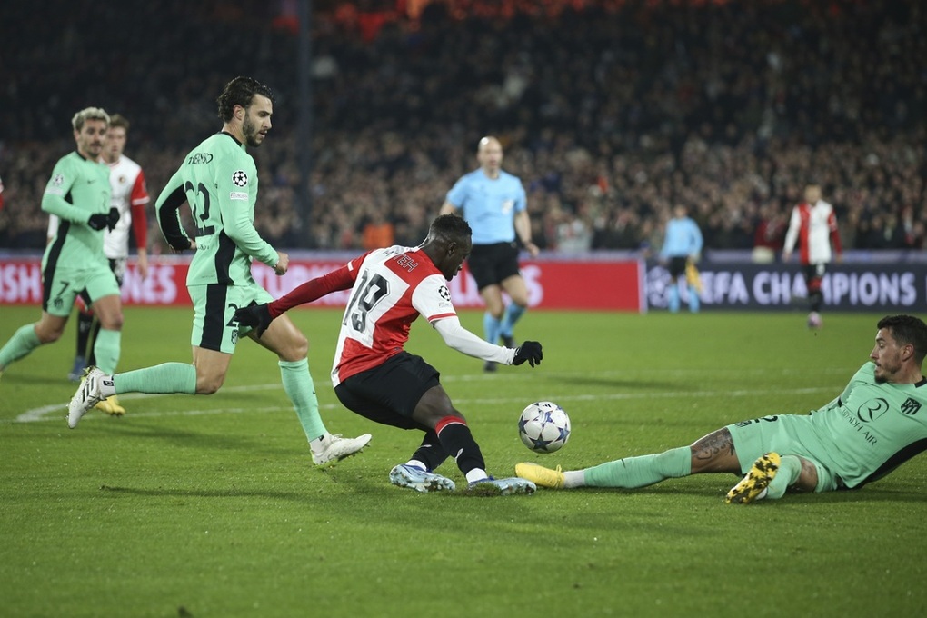 Hậu vệ lập cú đúp phản lưới nhà, Feyenoord thua cay đắng Atletico Madrid - 1 Hậu vệ lập cú đúp phản lưới nhà, Feyenoord thua cay đắng Atletico Madrid - 1