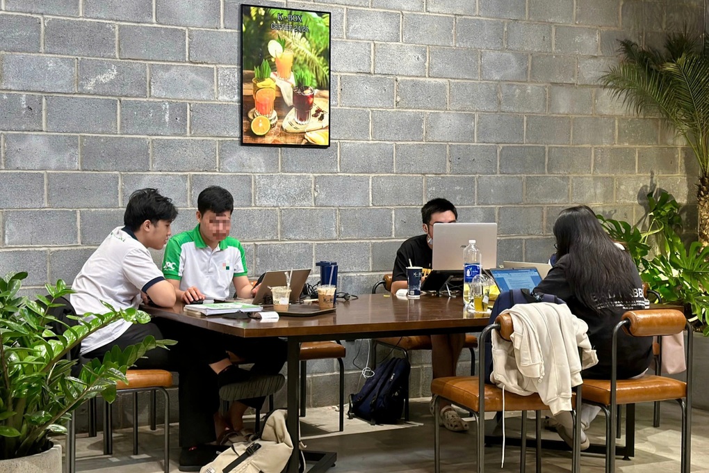 Uống để sống: Sinh viên sẵn sàng nhịn ăn tối dành tiền đến quán cà phê - 1 Uống để sống: Sinh viên sẵn sàng nhịn ăn tối dành tiền đến quán cà phê - 1