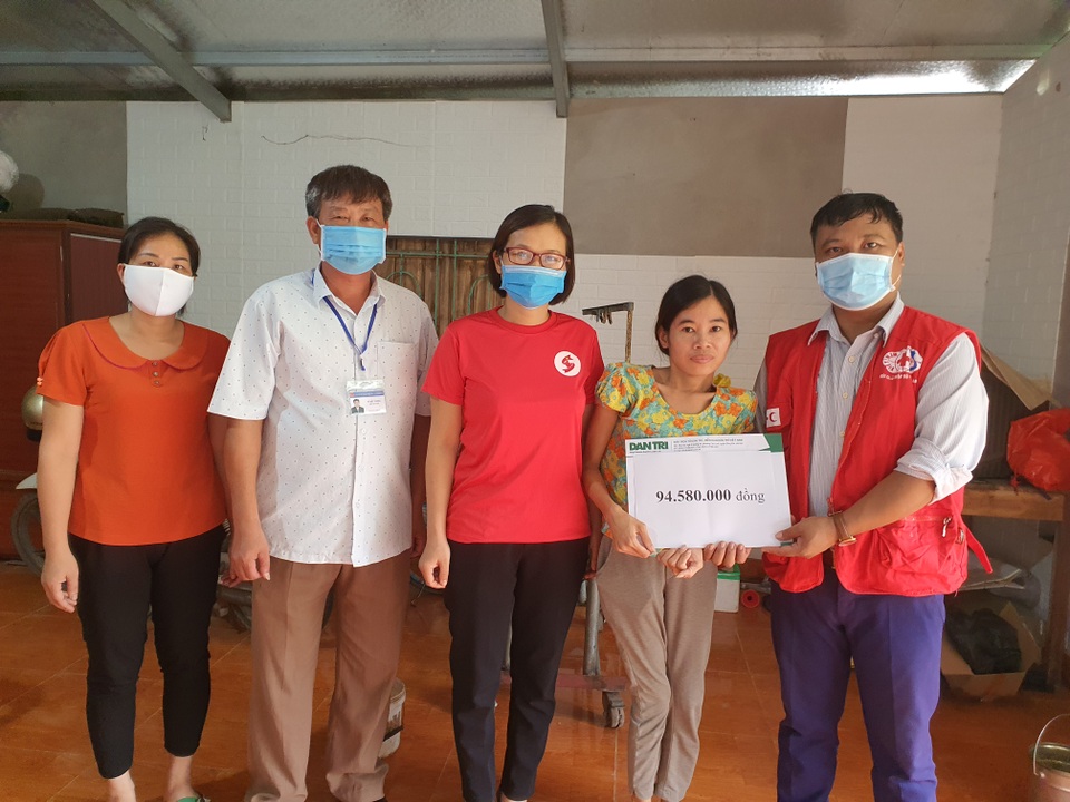 Bạn đọc Dân trí giúp đỡ cô gái lưng cong vẹo hơn 130 triệu đồng - 1 Bạn đọc Dân trí giúp đỡ cô gái lưng cong vẹo hơn 130 triệu đồng - 1