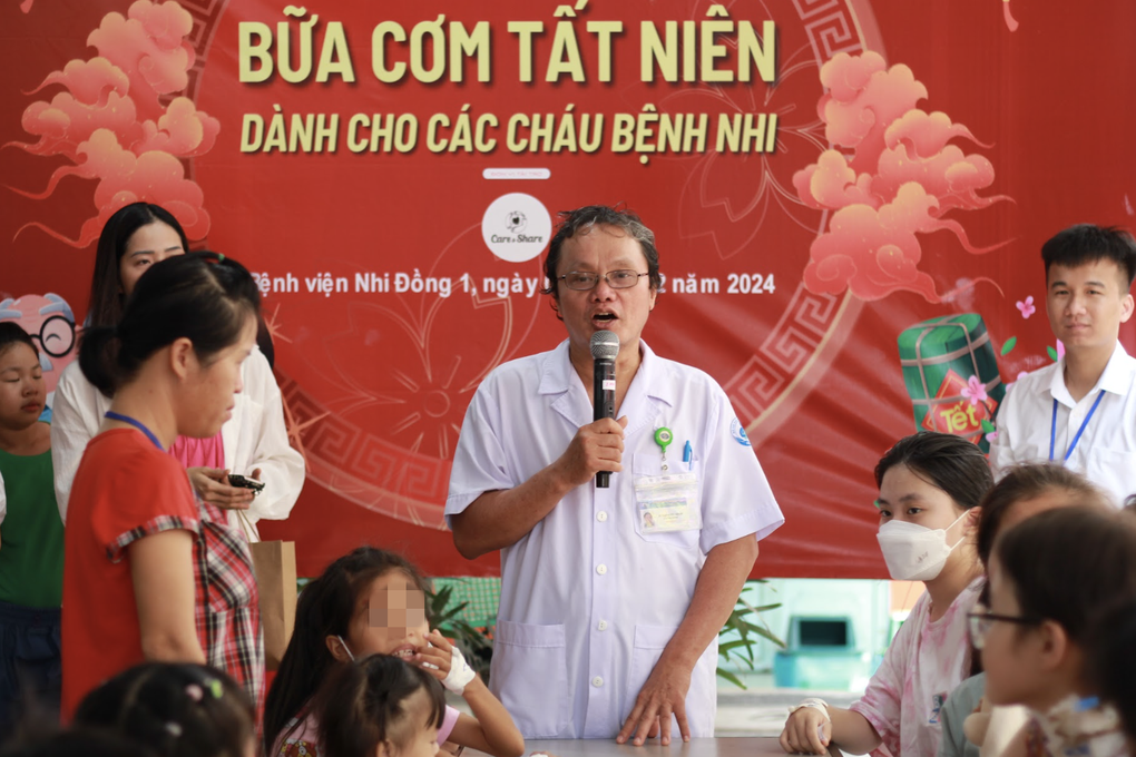 Bữa cơm tất niên của 2 cháu bé mắc bệnh xương hóa đá gây biến dạng mặt - 5 Bữa cơm tất niên của 2 cháu bé mắc bệnh xương hóa đá gây biến dạng mặt - 5