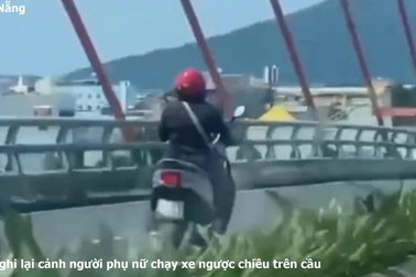 Clip ghi lại cảnh người phụ nữ chạy xe ngược chiều trên cầu ở Đà Nẵng