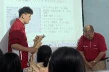 Thầy giáo người Nhật bẽn lẽn khi được sinh viên Việt Nam chúc mừng 20/11