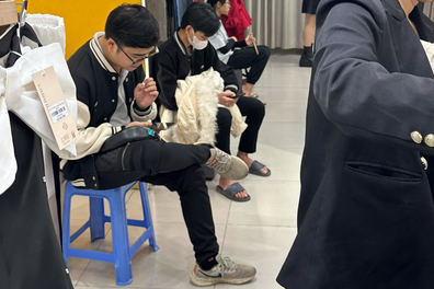 Nhiều chàng trai Hà Nội vạ vật chờ người yêu sắm Tết, cả tuyến phố tắc cứng