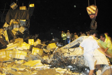 Đổ xô cướp tiền trong vụ tai nạn nghiêm trọng