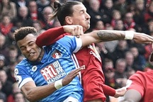 Ibrahimovic: "Tyrone Mings đã nhảy vào tay tôi"
