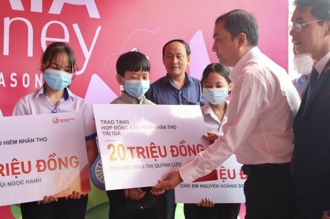 Ông Nguyễn Hữu Dũng-PGĐ sở LĐ-TB&XH tỉnh Quảng Ngãi trao quà cho các học sinh có hoàn cảnh khó khăn