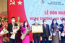 Trường Đại học Ngoại ngữ Đà Nẵng đón Huân chương Lao động