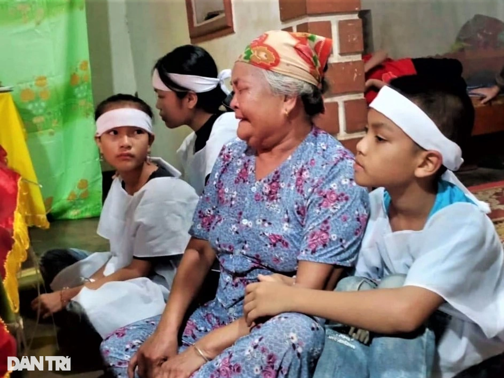 Bố mẹ bị ô tô tông chết, 3 con thơ mồ côi sống với bà hơn 80 tuổi - 8 Bố mẹ bị ô tô tông chết, 3 con thơ mồ côi sống với bà hơn 80 tuổi - 8