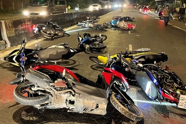 "Quái xế" cuống quýt bỏ của chạy lấy người, công an bắt gọn hơn 100 xe máy