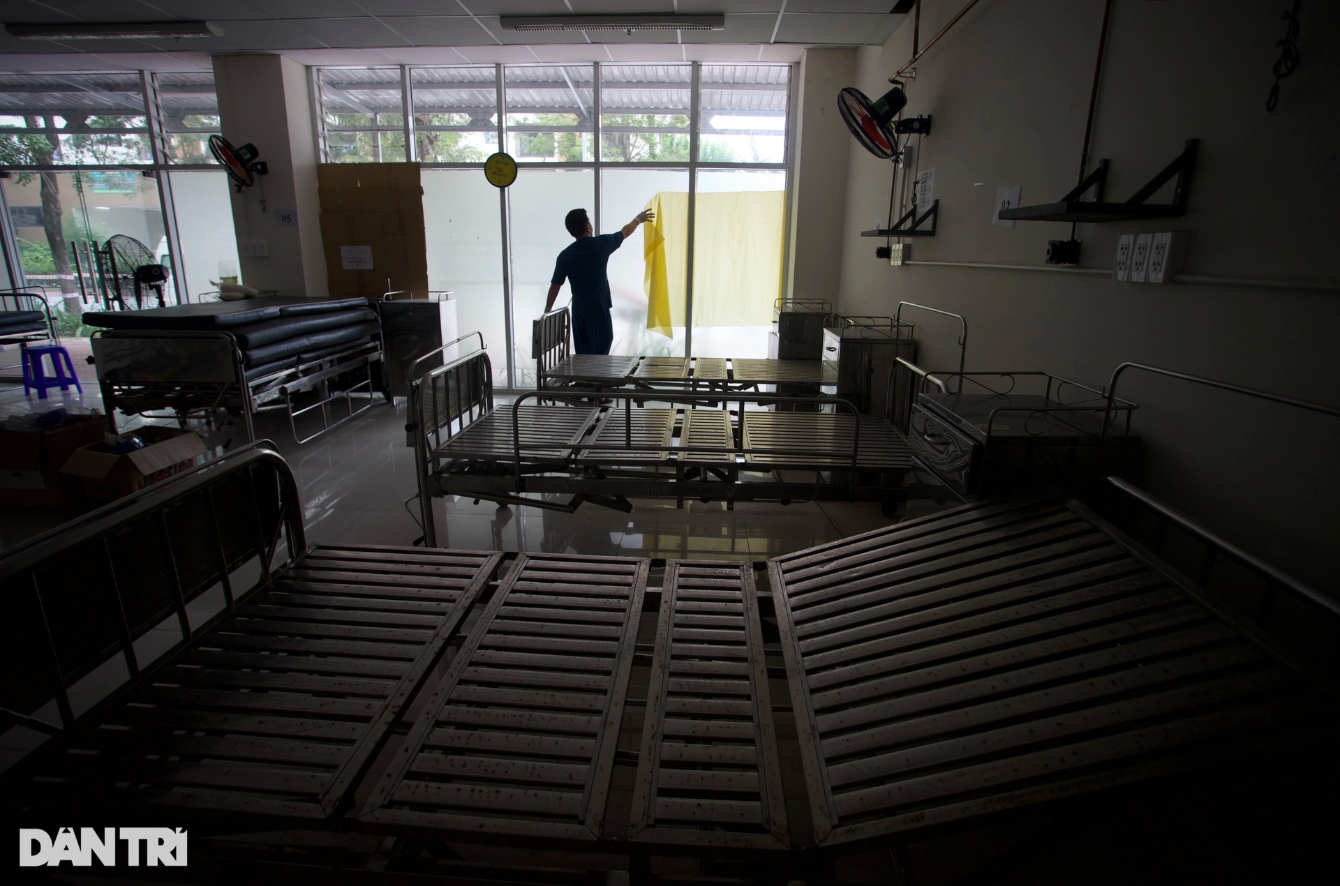 Máy thở, bình oxy xếp đầy kho bệnh viện dã chiến vì hết bệnh nhân cấp cứu - 1