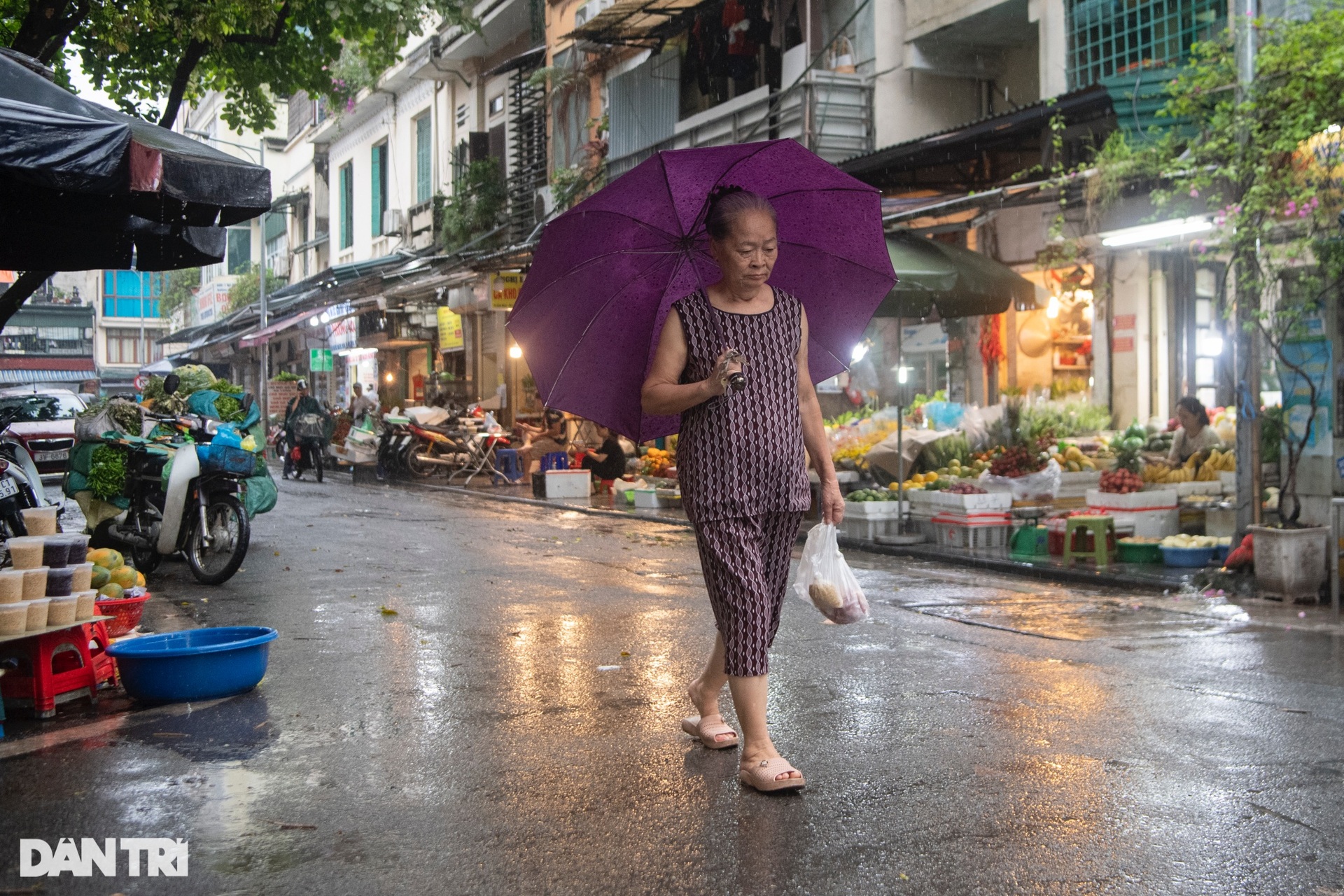 Vắng vẻ lạ thường ở chợ nhà giàu khu phố cổ dịp Tết Đoan ngọ - 4 Vắng vẻ lạ thường ở chợ nhà giàu khu phố cổ dịp Tết Đoan ngọ - 4
