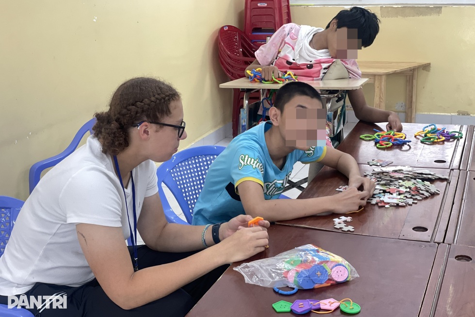 Lớp học đặc biệt giữa lòng bệnh viện gieo hy vọng cho trẻ em khiếm khuyết - 4 Lớp học đặc biệt giữa lòng bệnh viện gieo hy vọng cho trẻ em khiếm khuyết - 4