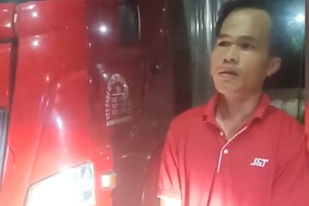 Khởi tố tài xế tông chết người, kéo nạn nhân vào lề đường rồi bỏ trốn - 1 Khởi tố tài xế tông chết người, kéo nạn nhân vào lề đường rồi bỏ trốn - 1
