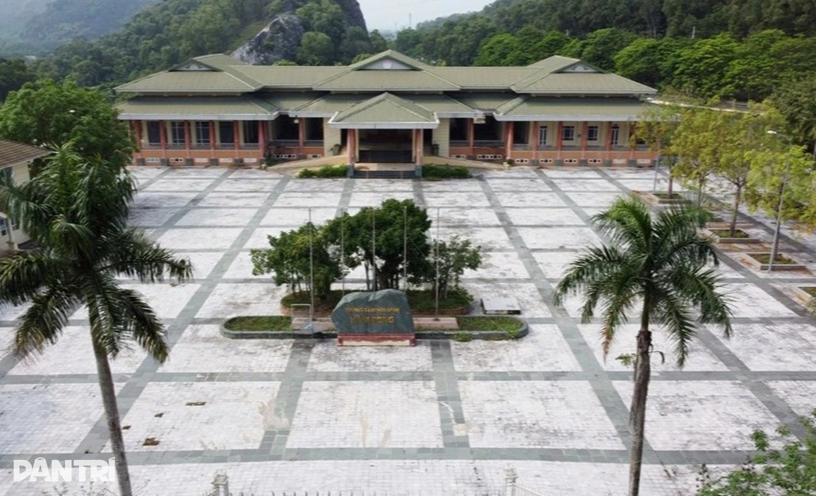 Chi 160 tỷ đồng xây trung tâm hội nghị khủng nhất vùng rồi... bỏ hoang - 1