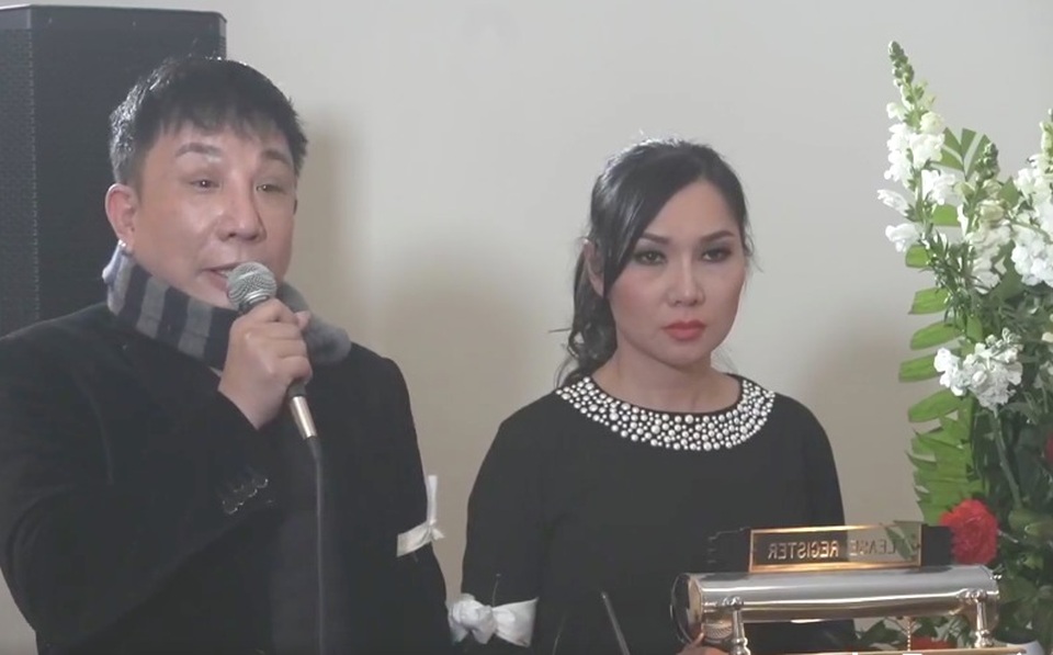 Đồng nghiệp nghẹn ngào khi thấy chiếc micro an táng cùng Vân Quang Long - 7 Đồng nghiệp nghẹn ngào khi thấy chiếc micro an táng cùng Vân Quang Long - 7