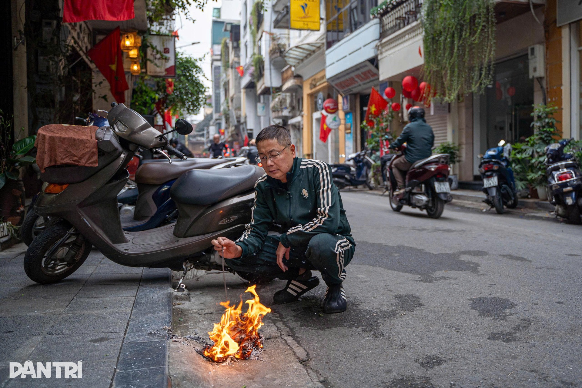 Tro vàng mã phủ trắng mặt nước sông trong ngày người dân tiễn ông Táo - 14