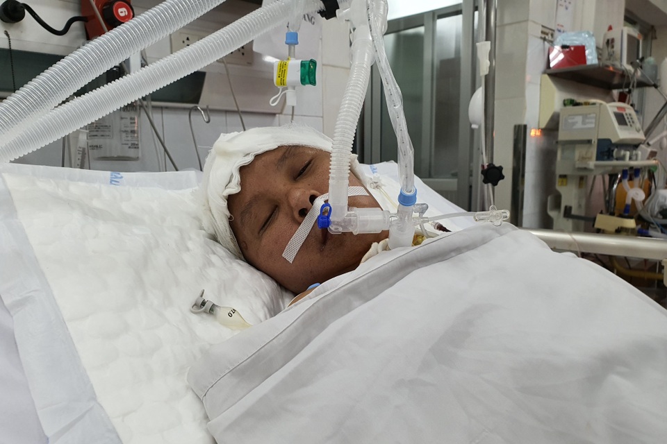 Vợ tai nạn, người chồng đổ gục: Em xin các anh, chị cứu vợ em với - 5