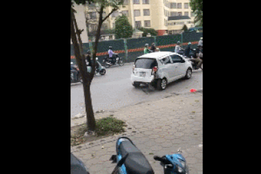 Ô tô lao như “điên”, hất ngã xe máy ở Hà Nội