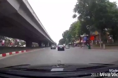 Gặp tai nạn vì không quan sát khi sang đường