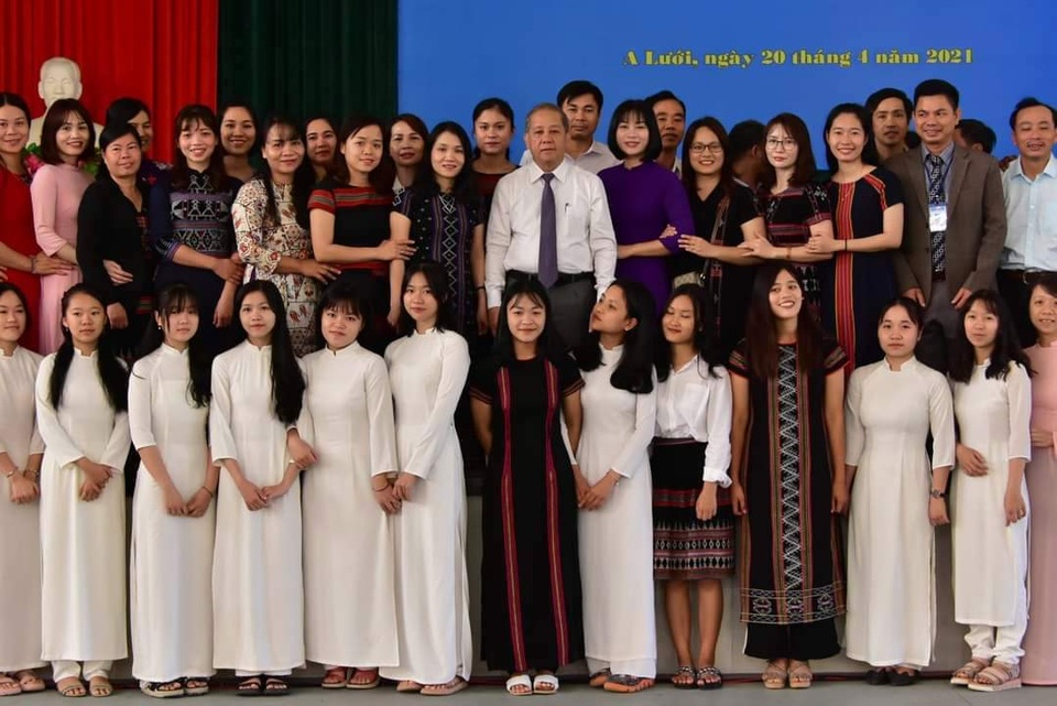 Chủ tịch tỉnh nói chuyện với HS về trường học hạnh phúc, thoát nghèo - 5 Chủ tịch tỉnh nói chuyện với HS về trường học hạnh phúc, thoát nghèo - 5