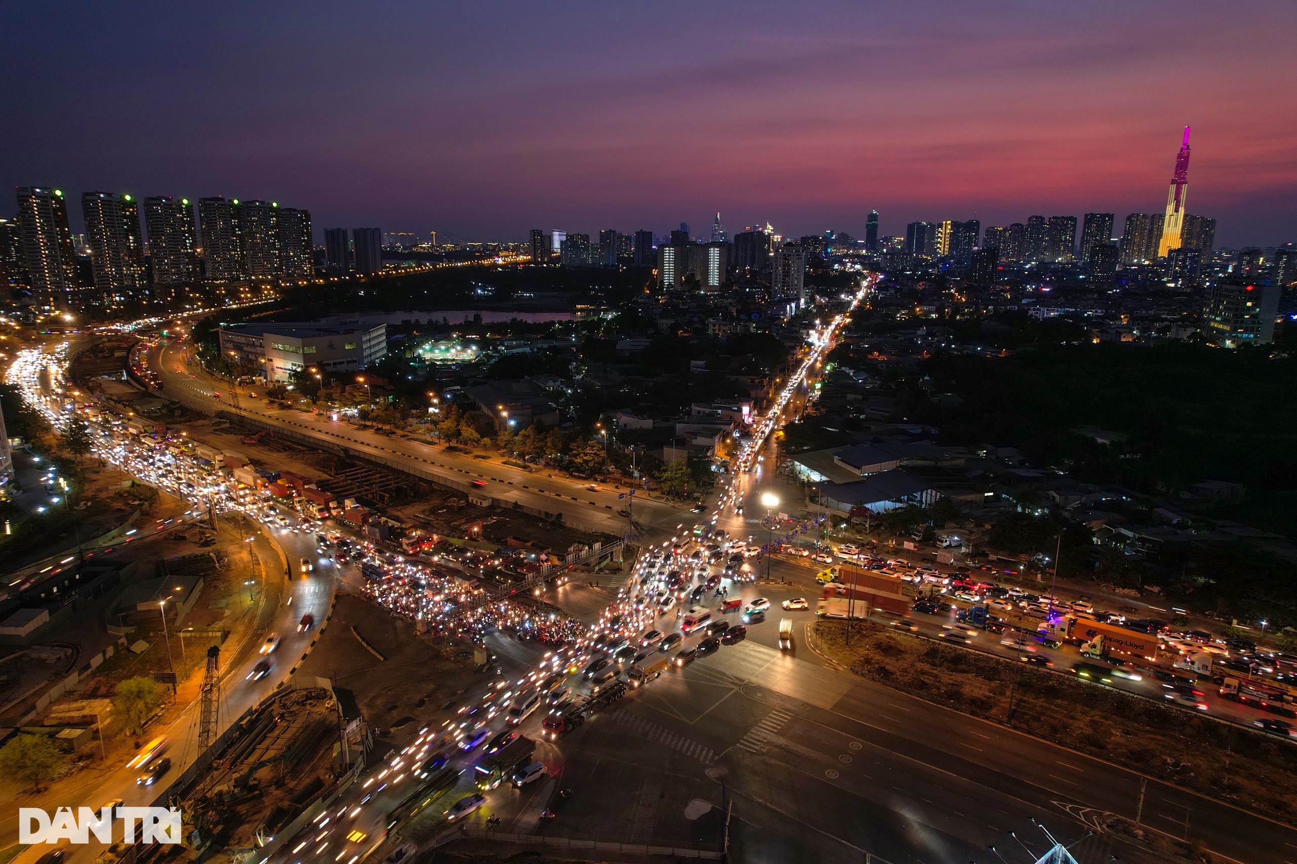 View - Ngán ngẩm cảnh ùn tắc tại nút giao lớn nhất TPHCM vào giờ cao điểm | Báo Dân trí
