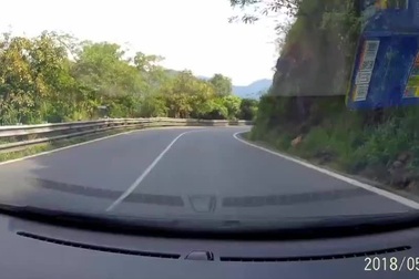 Đổ đèo tốc độ cao, xe tải đi bằng hai bánh