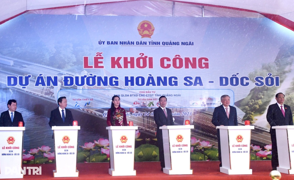 Chủ tịch nước phát lệnh khởi công dự án đường Hoàng Sa - Dốc Sỏi - 1 Chủ tịch nước phát lệnh khởi công dự án đường Hoàng Sa - Dốc Sỏi - 1