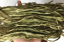 Rau khô như nắm cỏ: 500 ngàn đồng/kg, xếp hàng nửa tháng chờ mua