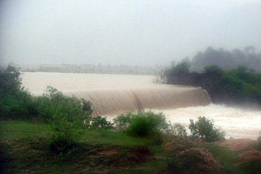 Gần 2.000 hộ dân bị cô lập vì mưa lũ