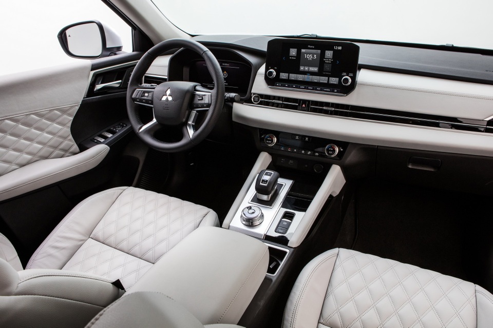 Mitsubishi Outlander 2022 ghi điểm về thiết kế, bị trừ điểm động cơ - 22 Mitsubishi Outlander 2022 ghi điểm về thiết kế, bị trừ điểm động cơ - 22