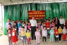 Ngành Giáo dục Nghệ An tặng quà Tết cho học sinh, giáo viên miền núi cao