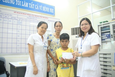 Thêm gần 15 triệu đến với cháu bé ung thư ngóng cha giai đoạn cuối