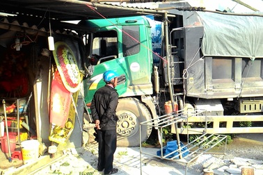 Xe tải suýt đâm sập nhà dân sau tai nạn liên hoàn