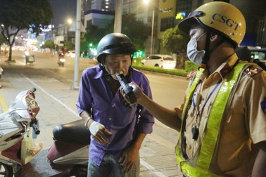 Tài xế ở TPHCM bỏ xe rời đi khi biết bị phạt 12 triệu đồng