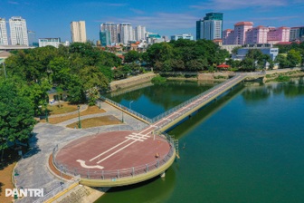 Độc đáo cầu đi bộ hình cây đàn khổng lồ trong công viên ở Hà Nội