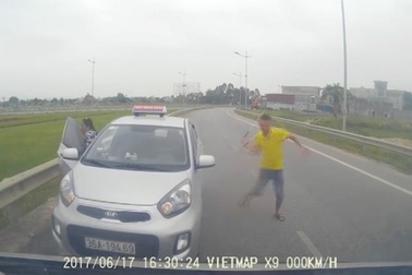 Thu hồi phù hiệu xe taxi chạy ngược chiều, tài xế "múa gậy"