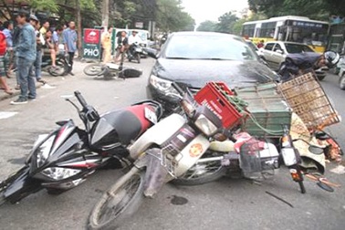 “Siết” kiểm soát lái xe uống rượu, bia để chặn tai nạn