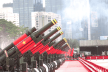 Người dân phấn khích trước những phát pháo đầu tiên ở bến Bạch Đằng