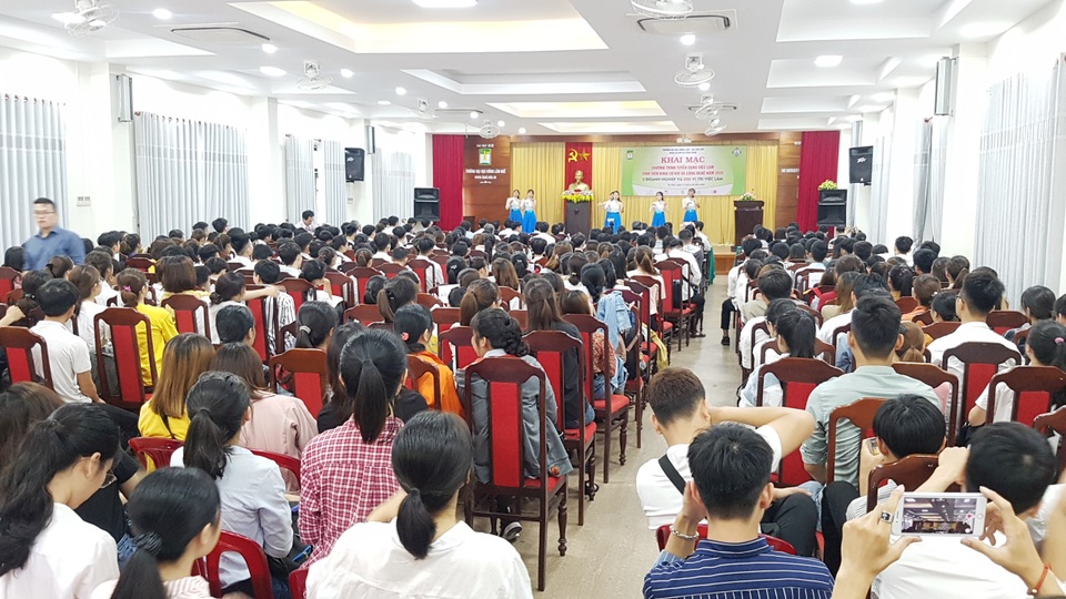 Tuyển dụng qua online hút hàng trăm sinh viên năm cuối tại Huế - 1 Tuyển dụng qua online hút hàng trăm sinh viên năm cuối tại Huế - 1